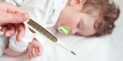 Cần làm gì khi bé bị sốt viêm họng kéo dài?